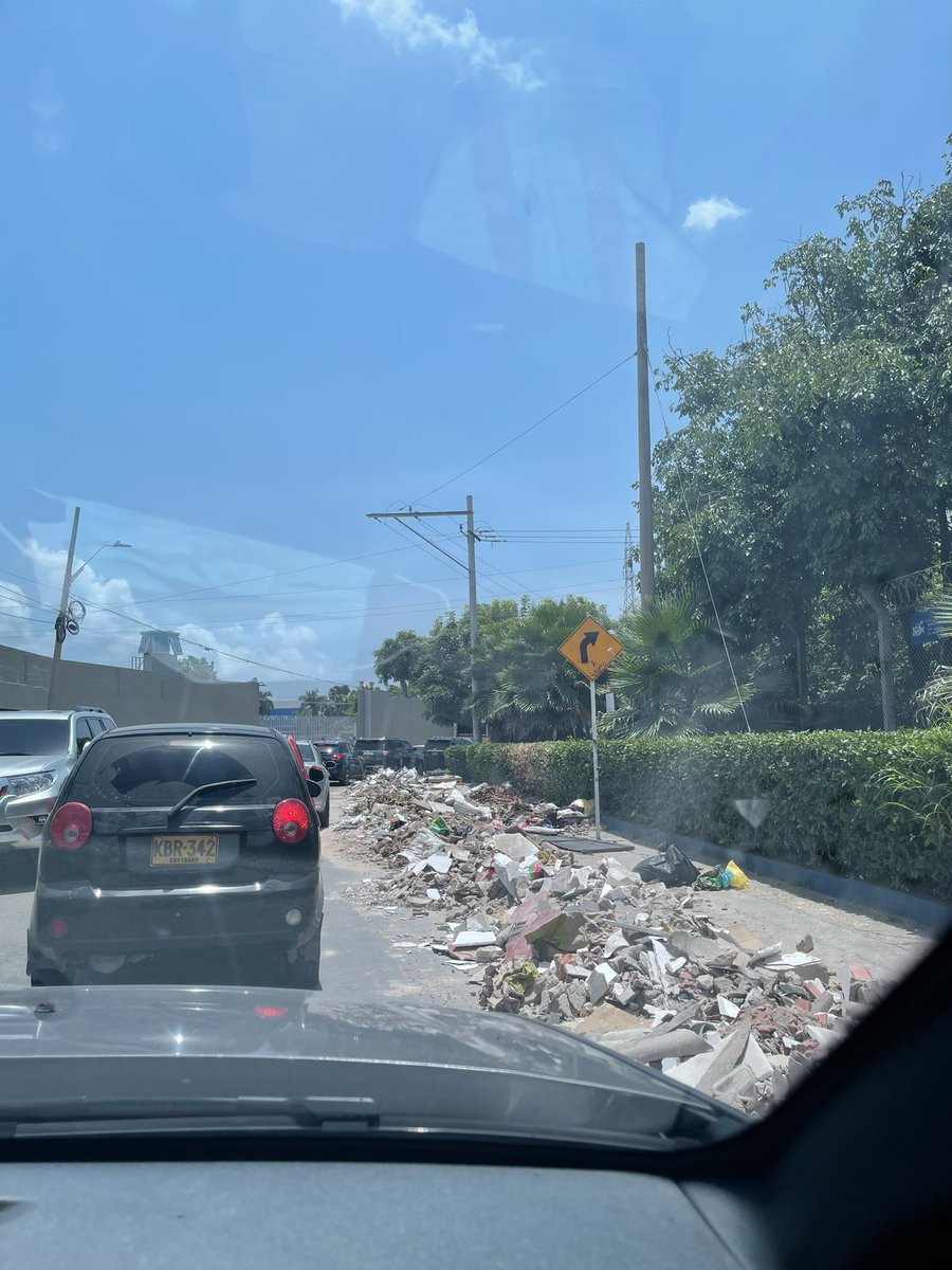 IsabelDewi's tweet photo. Señores @SomosTripleA les hago partícipes de la presencia de escombros y basuras en la carrera 4 antes de llegar a la calle 30. Además de un caos vehicular. https://t.co/4l3DVVhKdI
