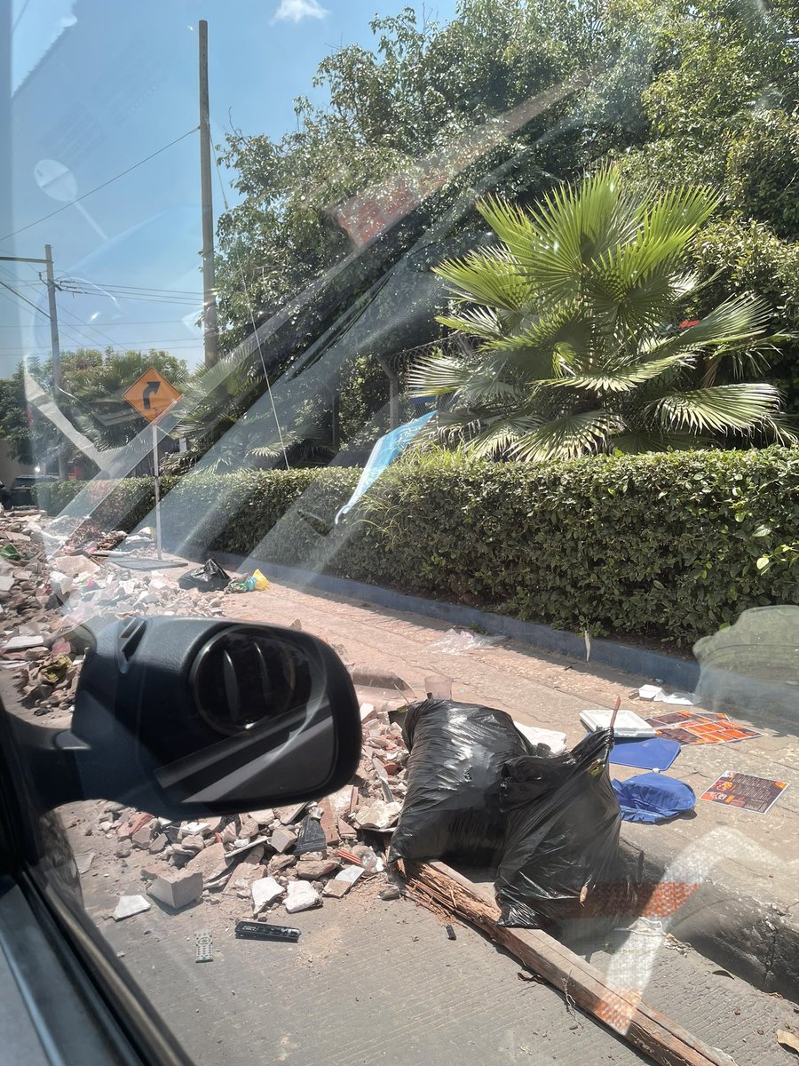 IsabelDewi's tweet photo. Señores @SomosTripleA les hago partícipes de la presencia de escombros y basuras en la carrera 4 antes de llegar a la calle 30. Además de un caos vehicular. https://t.co/4l3DVVhKdI
