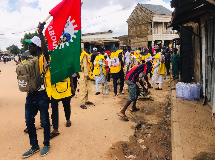 Usman__Ab's tweet photo. While millions of youths shuts Owerri, Imo State capital for #1MillionMarch4PeterObi, Northern youths in Katsina state hits the streets to carrying out community services and public awareness for #Obidatti2023 all on  same day. https://t.co/eQPuGlEDa0