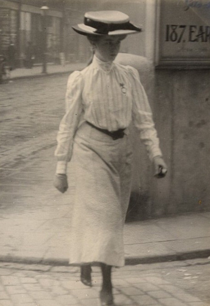 History🇬🇧Edwardian Era: the urban-lady!...................the era of the grandiose hat &amp; long flowing skirt, when a different breed strolled the great, grey, sprawling city, West London, 1905.