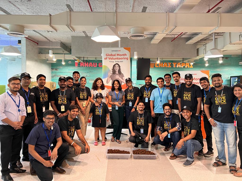 sovii_shakya's tweet photo. Seed ball Making: First in-person event at Amazon Mumbai office for the Global Month of Volunteering.

Between a friendly competition between team Delhi &amp; team Mumbai, NATURE WON!!!

@AmazonNews_IN @AmitAgarwal #AmazonGMV #Nekikar #GreenWarriors #Mumbai #team #event https://t.co/oB7M2Lzkei