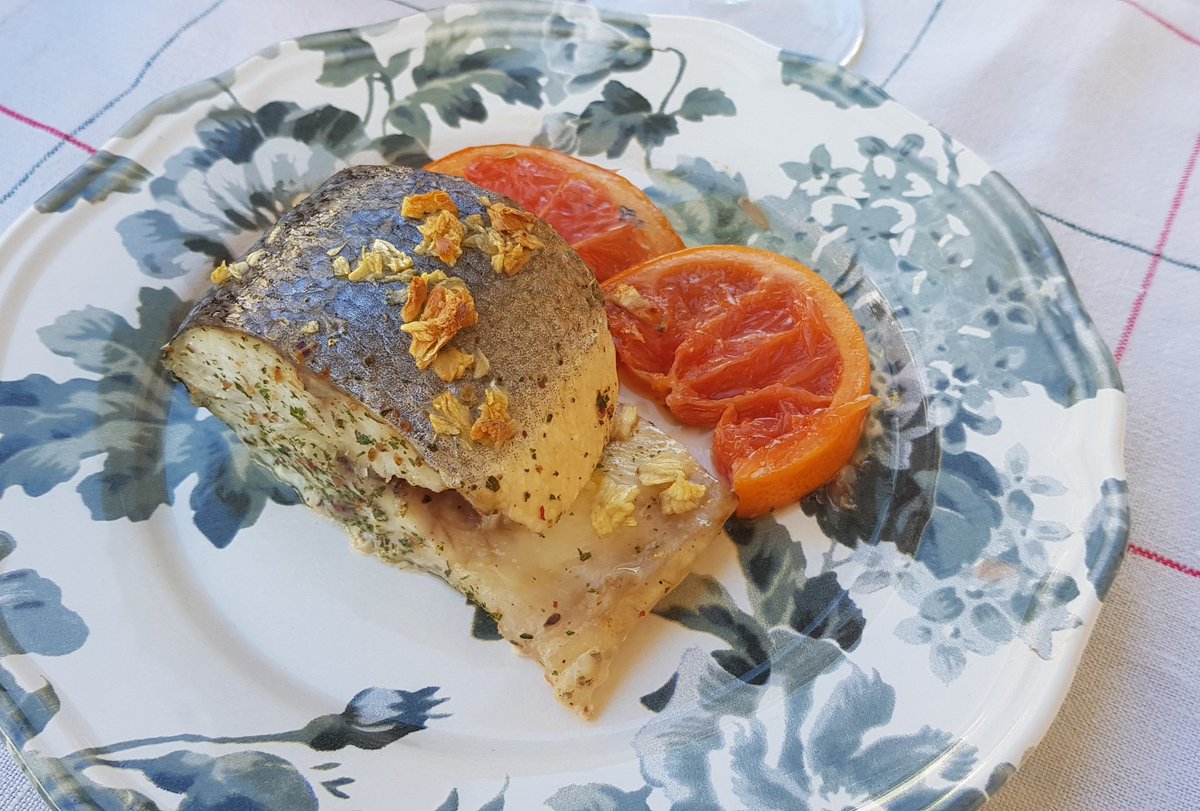 llebeigtastem's tweet photo. Lubina al horno, mix de hierbas i pomelo
#llobarro #peixfresc #amimanera #cuinetes https://t.co/h4noJ3QHH4