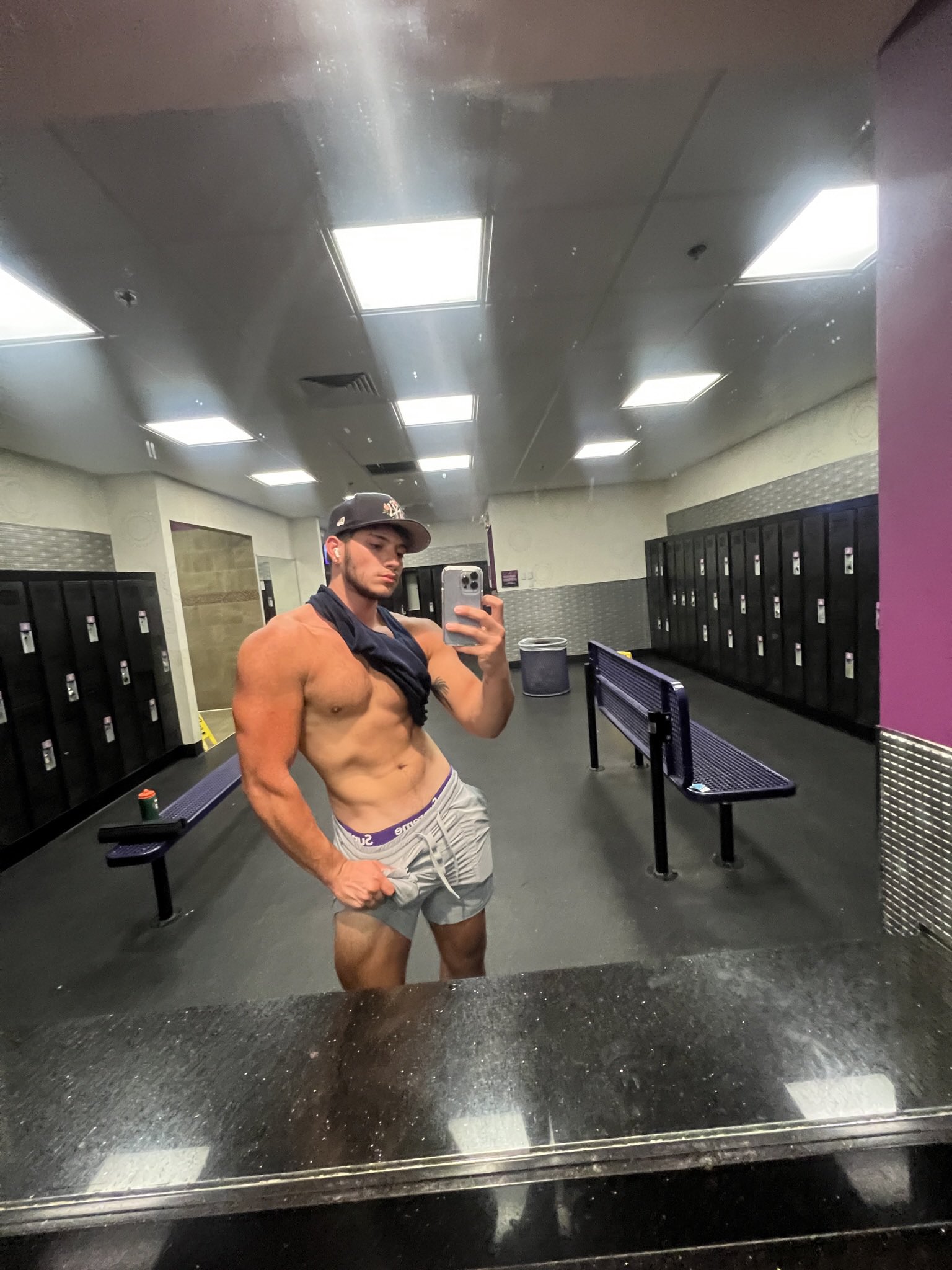 Evan Peix Official on Twitter: "RT @2aminnyc: Empty locker rooms >> https://t.co/ljlmWVw9jJ