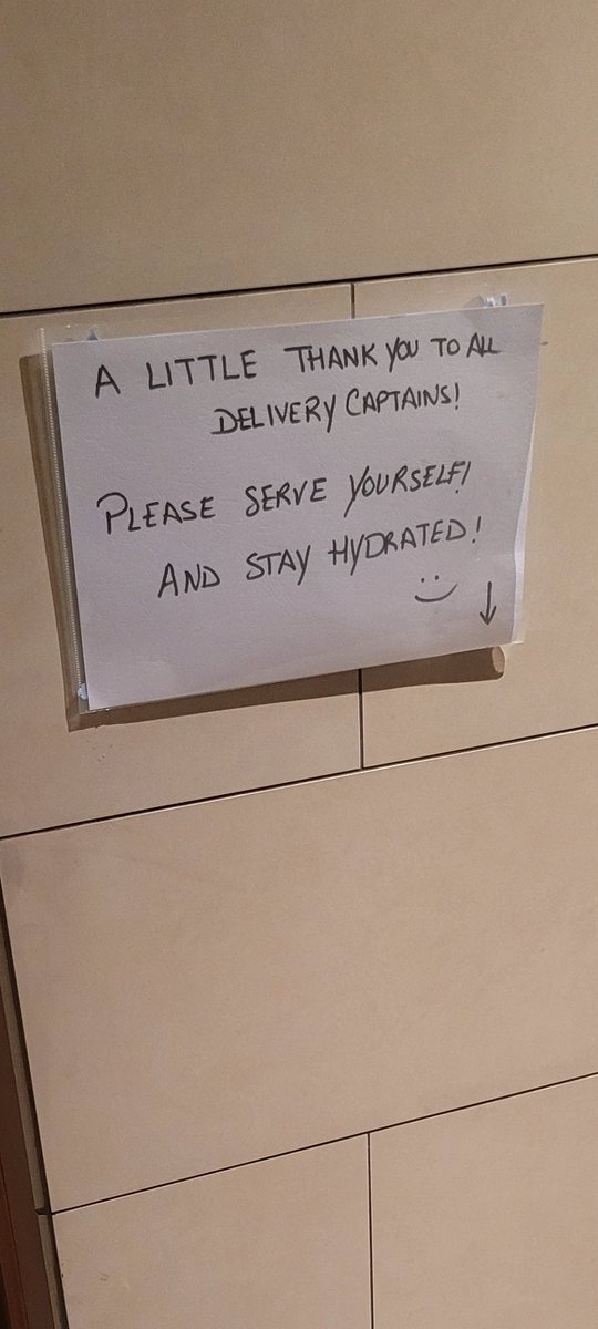 Shekar_Mand's tweet photo. Yesterday I saw this in Business Bay, they have a very good heart. I wanted to thank them immediately,I couldn't say thank you. Now I'm Saying Very Thank You. Share it until it reaches them
#Deliveroo #talabat #StandwithRiders #Dubai #UAE #UaeRiders https://t.co/HKXdXpqiW0