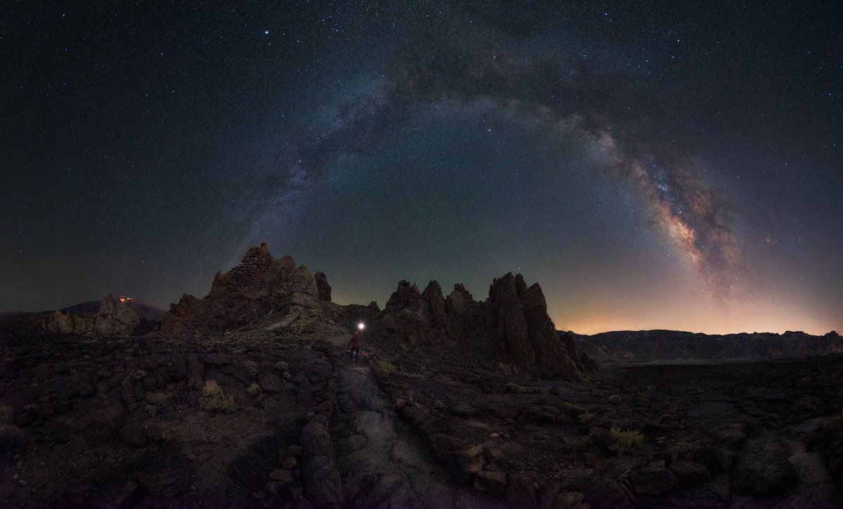 Una panorámica del arco de la vía láctea junto a algunas de las formaciones rocosas del parque nacional del Teide.