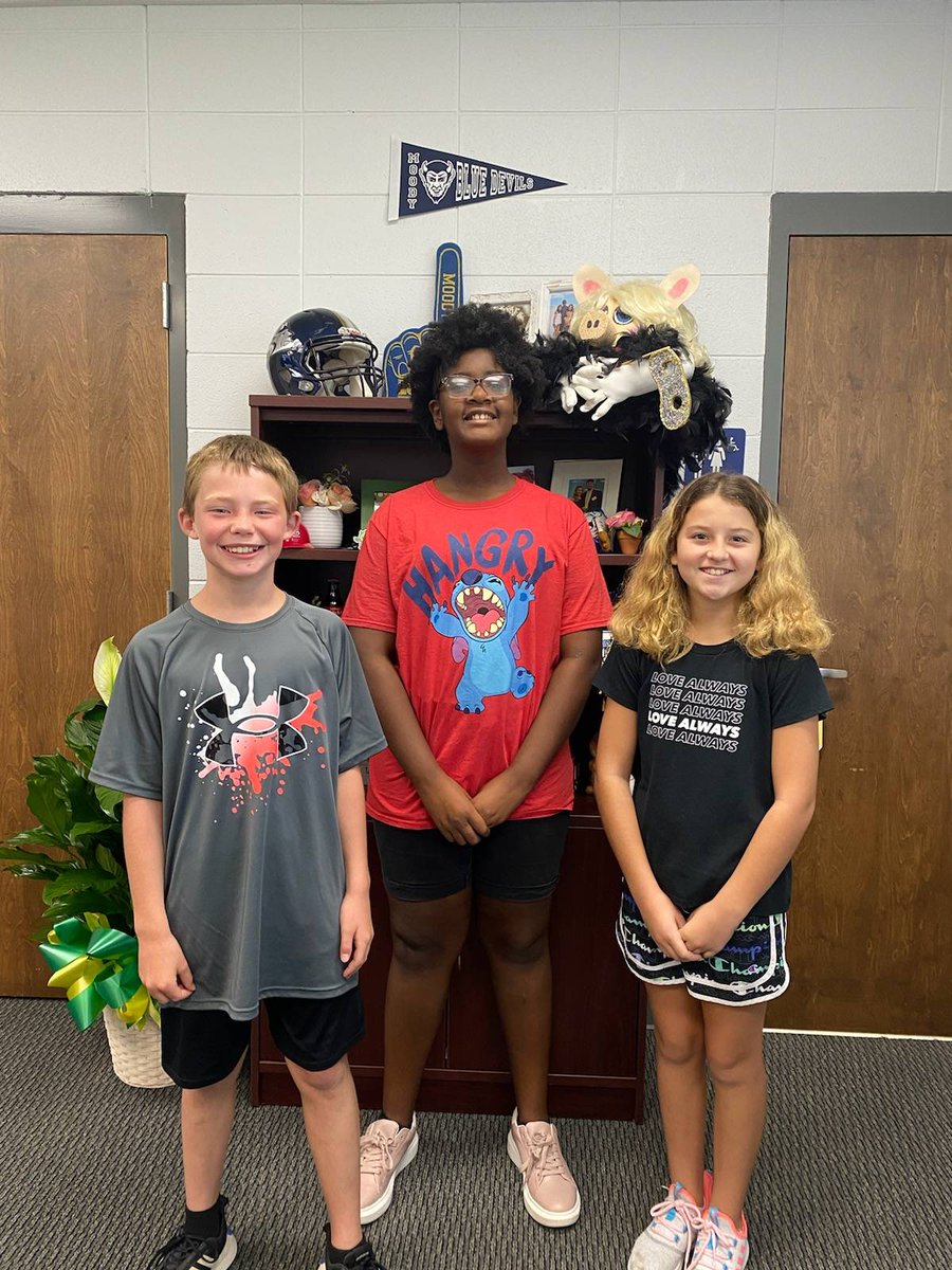 MoodyMiddleSch's tweet photo. Thank you to Mrs. Johnston's homeroom for being our announcement &amp; flag helpers this week! Thank you: Ashlynn, Autumn,  Mason, Khloe, Kennedy, James, Eli, Holly, Savannah, Bella, Kaydon, &amp; Andrew! Next up is Mrs. Byars homeroom! #MoodyMiddleSchool #LeadersInTraining @sccboe https://t.co/7UNqpZE2jO