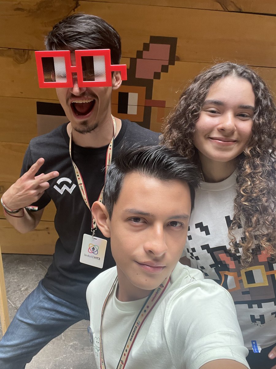 rebeca_lissa's tweet photo. Acá en la #ferianouns con @NounsDAOAmigos en  #ETHMX .  @leobunster @rthvel https://t.co/BI0iPiMcrm