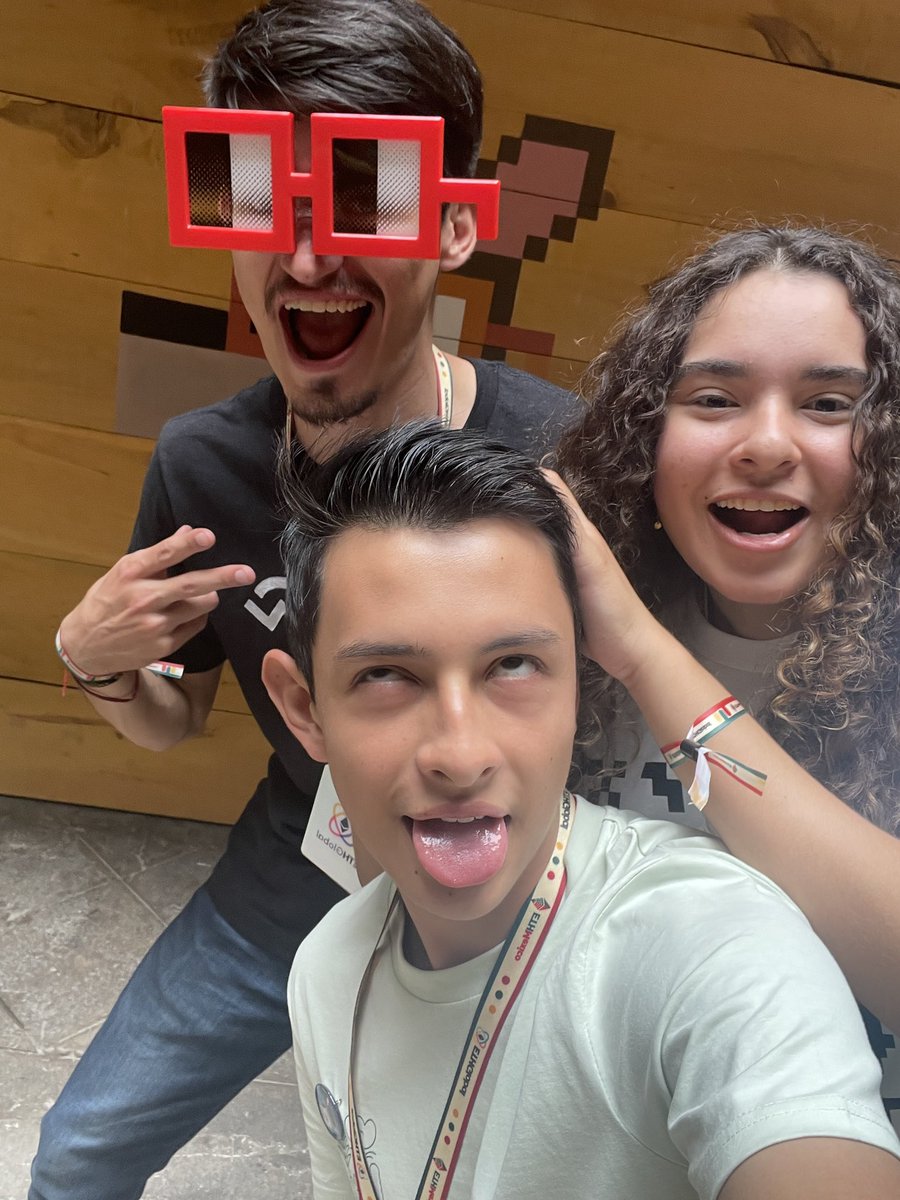 rebeca_lissa's tweet photo. Acá en la #ferianouns con @NounsDAOAmigos en  #ETHMX .  @leobunster @rthvel https://t.co/BI0iPiMcrm