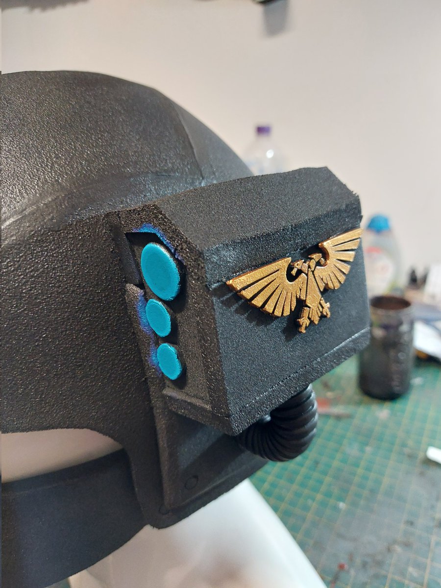 SpecificGeneric's tweet photo. Speaking of what do people use for visors? In the past I've used the plastic coloured page dividers and they're okay, but I'd like it to be reflective in red or something like that.

#ksarkin #gamesworkshopcosplay #gamesworkshop40k #warhammer40k #foamsmith #40k #crafting #cosplay https://t.co/NxFO5XHdYK
