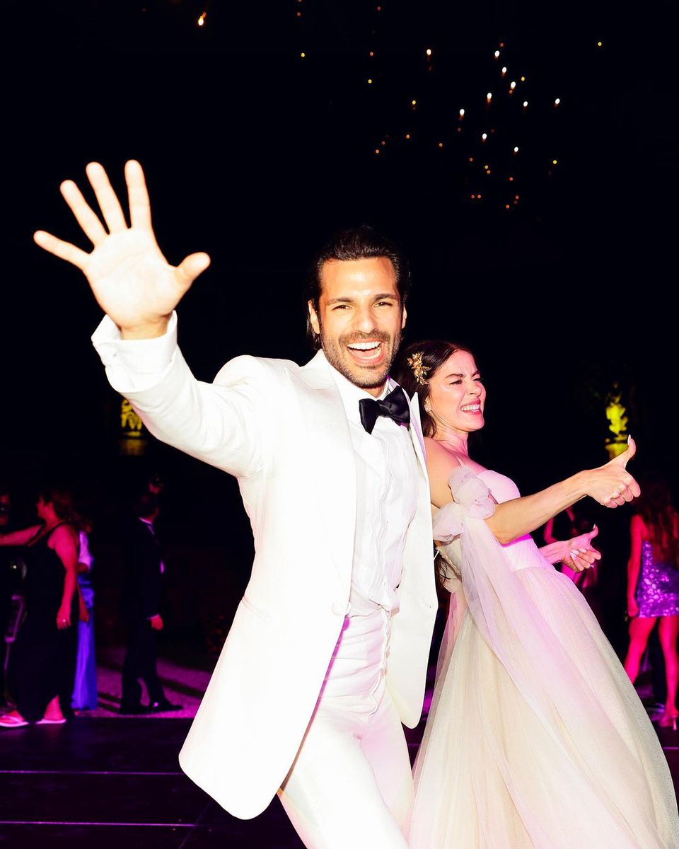 Fiamma gemella...un'unica anima, un amore unico...universale 💖 

Repost from #SerkanÇayoğlu Twin flame #ÖzgeGürel  ❤️

#ÖzSer #ÖzgeSerkanWedding