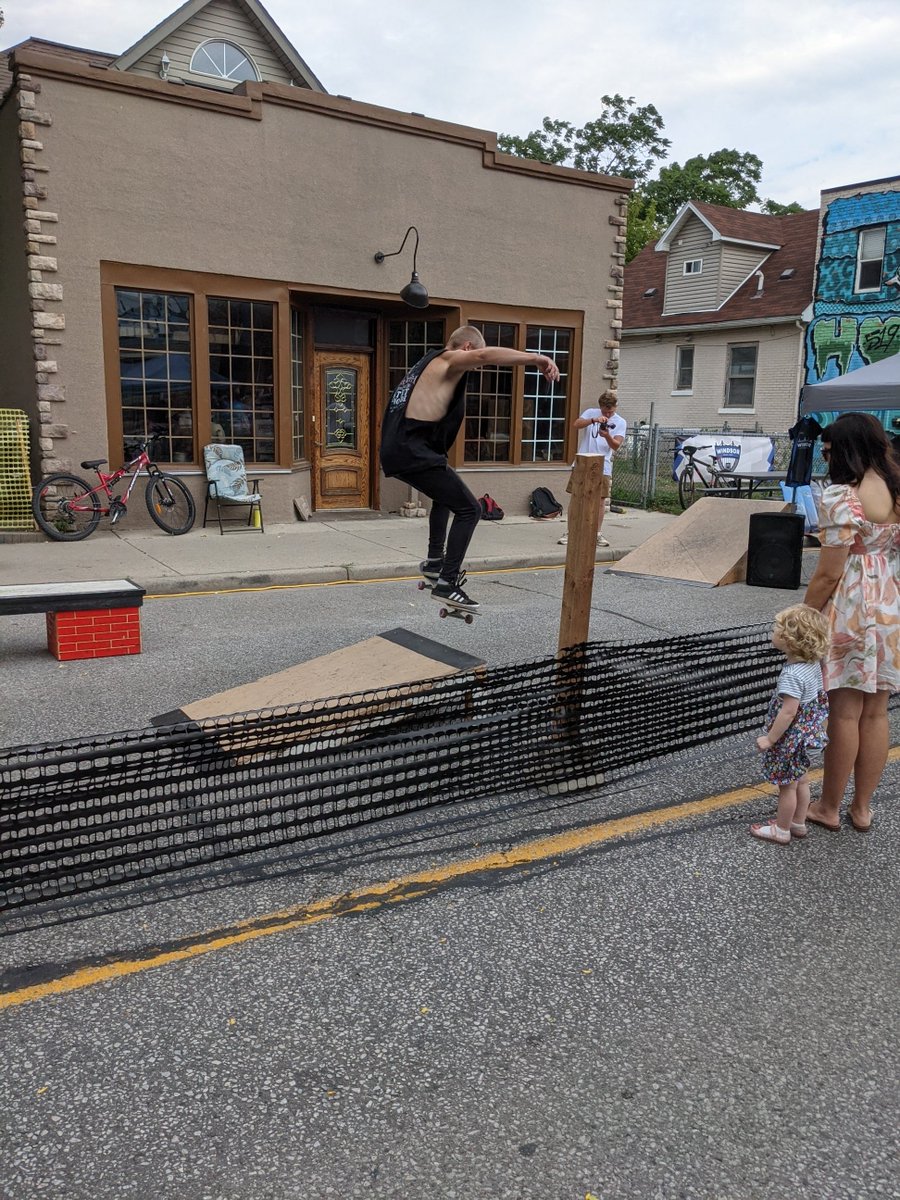 wpsSean's tweet photo. Come join us @WindsorPolice  for the #DroppedOnDrouillard event, taking in all events including car show, painting. While here come visit the numerous venders set up in the street. The event goes from 10am-11pm between the 900-1000blk of Drouillard Rd https://t.co/Ha9967LLTD