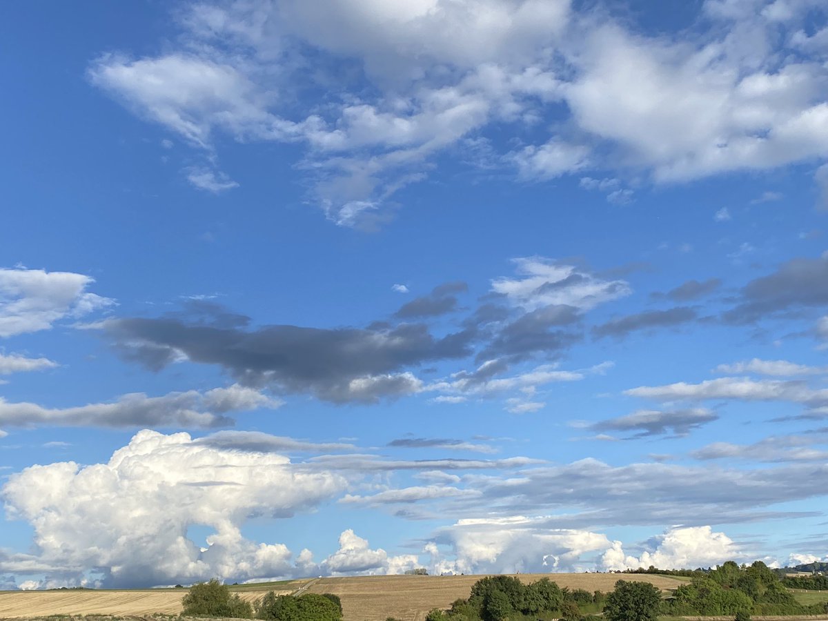 Madame_Poppins's tweet photo. S’arrêter un instant, respirer profondément, se réjouir de ce ciel. #MonBalcon https://t.co/XfHV11Z1nr