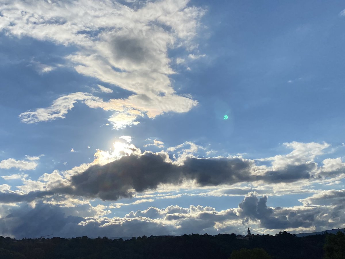Madame_Poppins's tweet photo. S’arrêter un instant, respirer profondément, se réjouir de ce ciel. #MonBalcon https://t.co/XfHV11Z1nr
