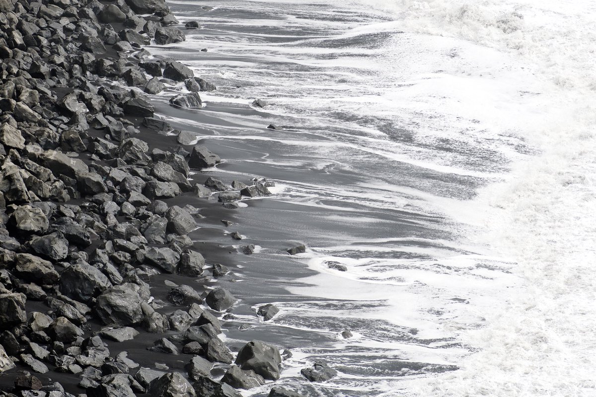 niallmcl_'s tweet photo. Kirkjufjara Beach, Iceland, July 2022 https://t.co/V2vkfv4h0X