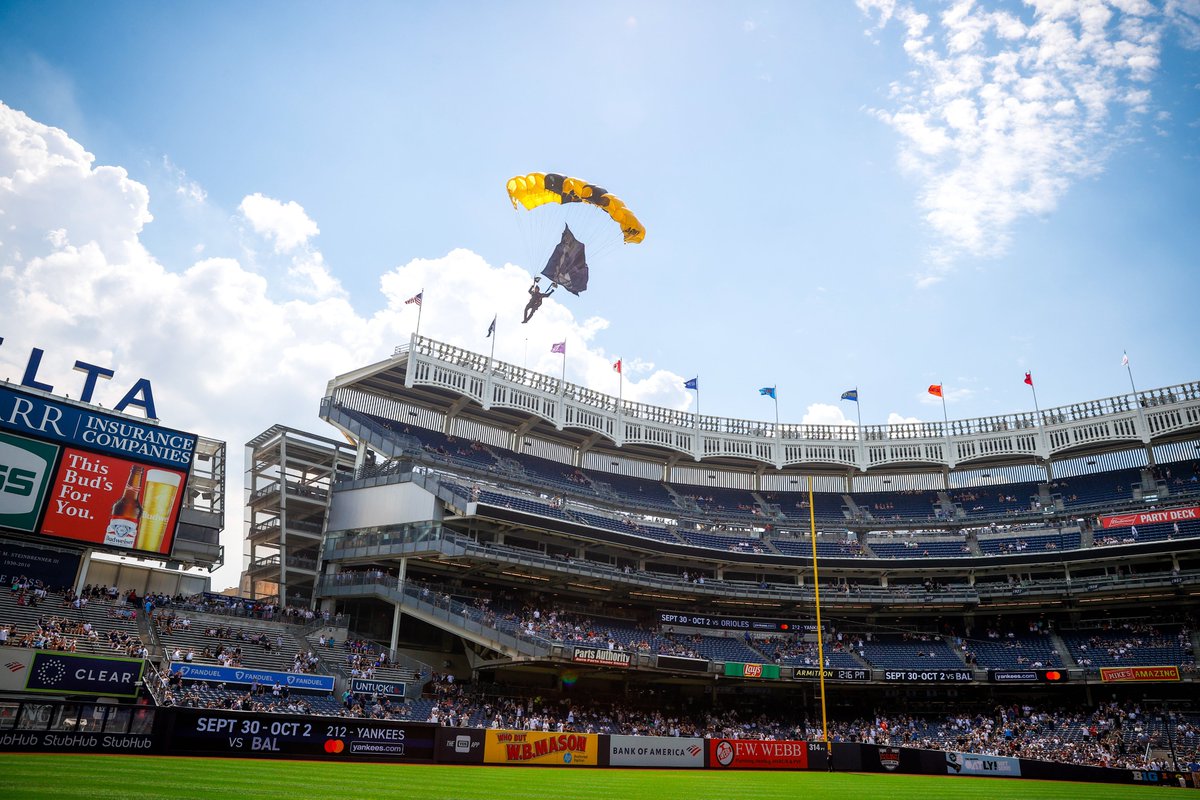On this Military Appreciation Day, we pay tribute to the members of the United States Military. We started our pregame ceremonies with a fantastic parachute jump from @ArmyGK 👏