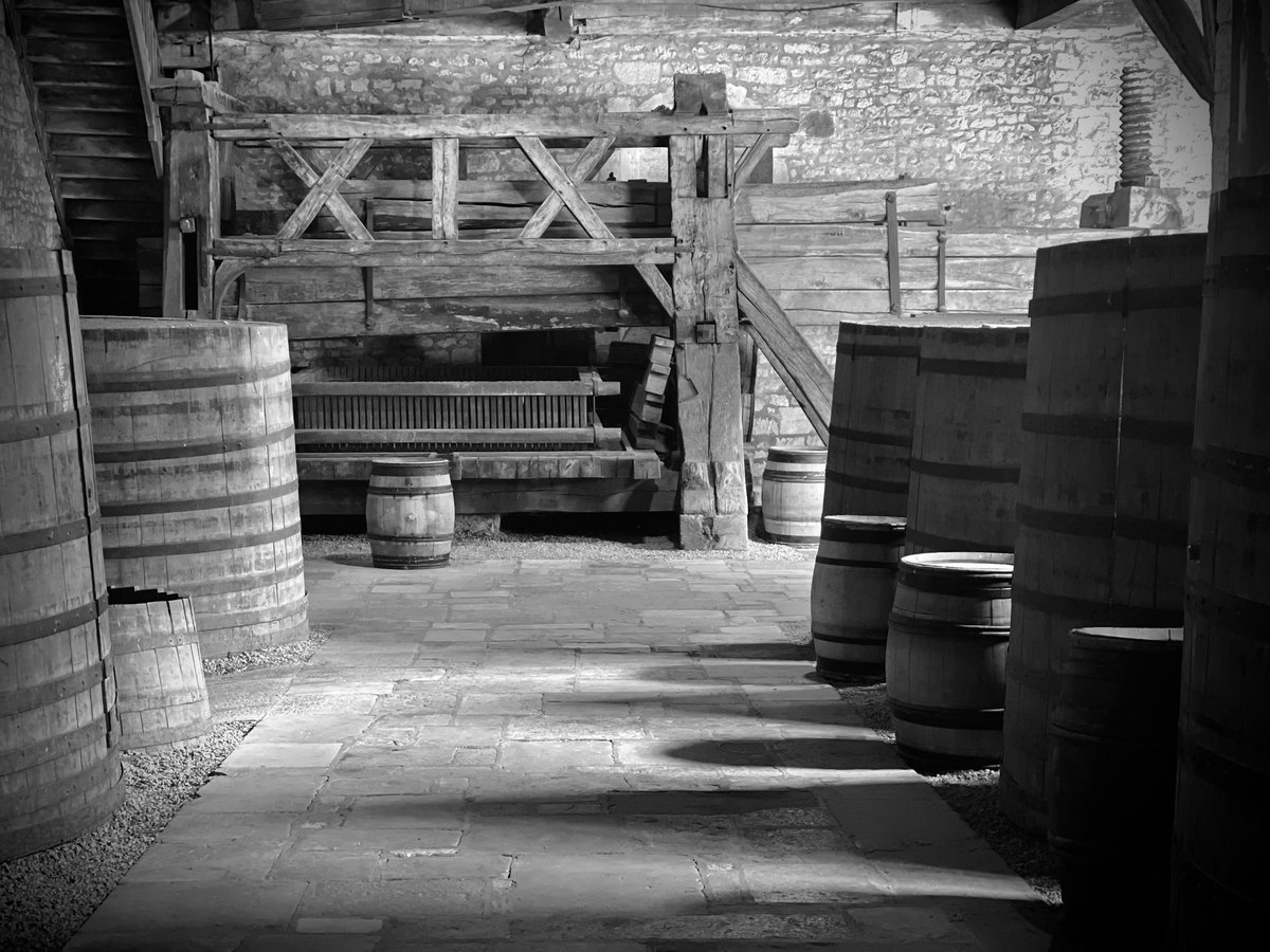 Hier en daar is de oogst begonnen en zo ook in de wijngaarden van Meursault - Clos le Cormin. Zouden ze nog steeds zulke grote wijnperzen gebruiken, zoals we die gisteren zagen in de cuverie van Château du Clos de Vougeot? 1/2