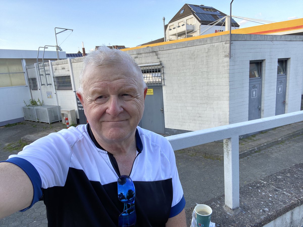 nigelvause's tweet photo. Probably could have found a better location for a brew and a snack. #cycleweekend https://t.co/h3vBLVt2Ok