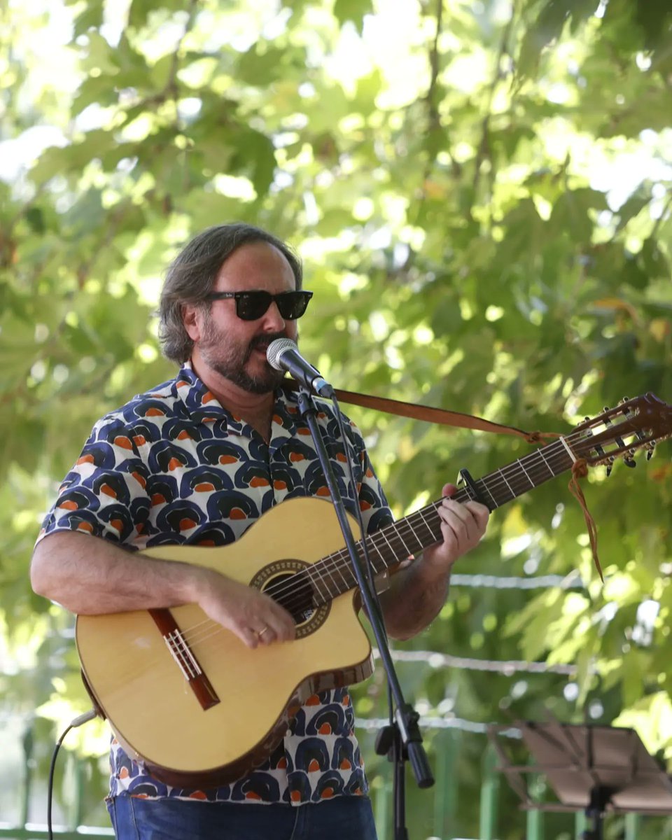 ElSierraFest's tweet photo. Todavía estamos recuperándonos del Día con @elninodelviento y @rafahidalgo_music 

Y ojo! Porque después se ha creado un momentazo Open Mic. Gracias serreñxs!!!

Entradas online para hoy hasta las 20:00 horas. Después, solo en taquilla.

Nos vemos para echar la espuela.🎸🎉 https://t.co/a7YMXTkeUx