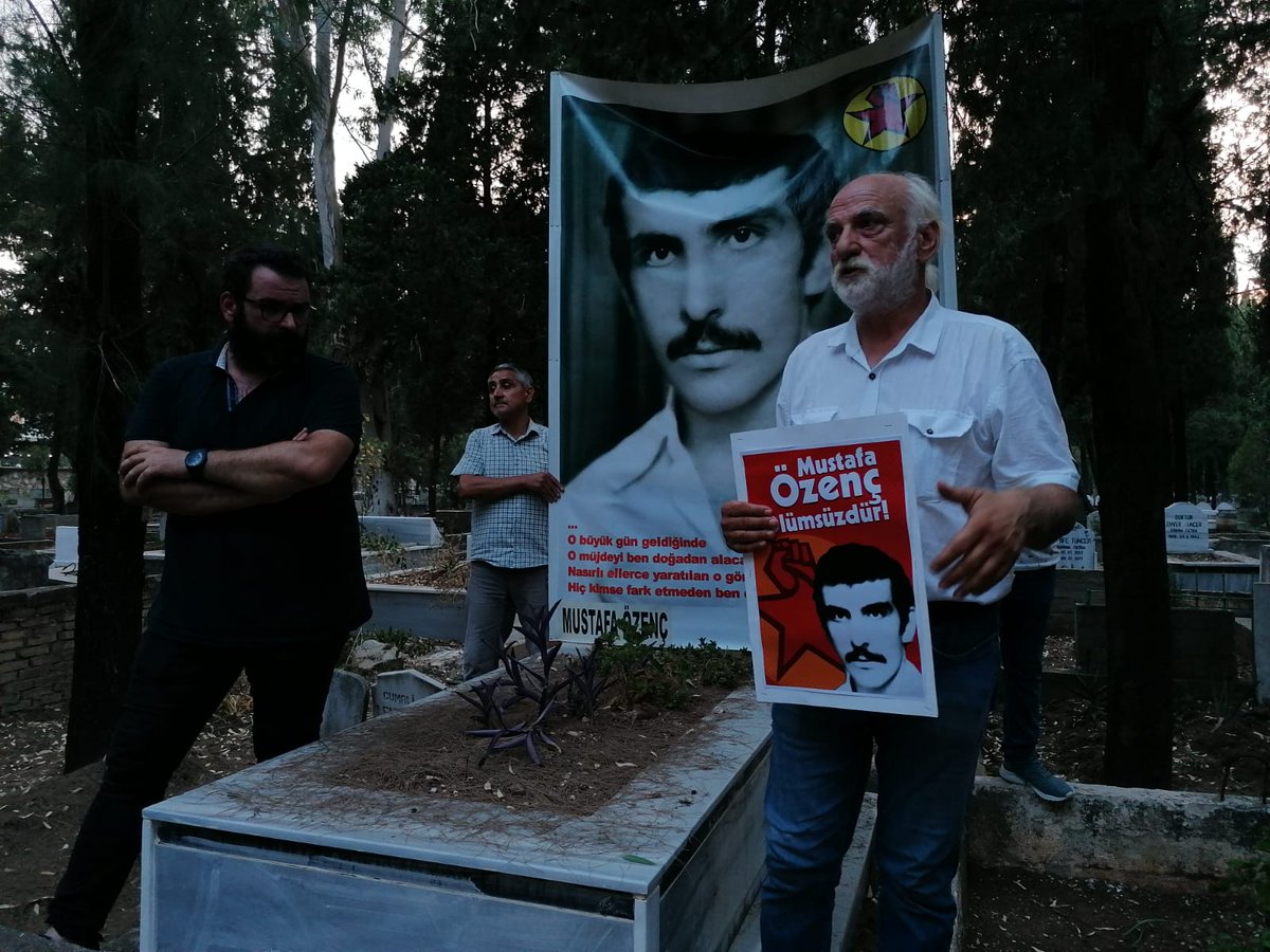 AdanaHalkevi's tweet photo. 12 Eylül Fasizminin idam ettiği Mustafa Özenç katledilişinin 41. Yılında YOL arkadaşları tarafından mezarı başında anıldı.
#MustafaÖzenç
@Halkevleri https://t.co/pd061YGfNh