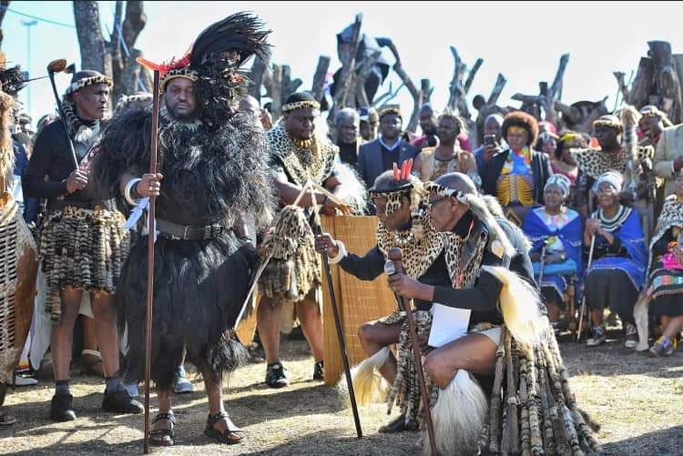 kwabulawayo's tweet photo. #KINGMISUZULU

Prince Mangosuthu Buthelezi bows a knee in royal respect to the new King. The sunset gives birth to sunrise. A new dawn has come.

#ZuluRoyalFamily #SouthAfrica
#Moneoa #Phiwe #InkosiEsibayeni
#kingmisuzulu #SingleAndMingle #BigZulu #Arsenal
#KwaBulawayo https://t.co/GdCABD63TV