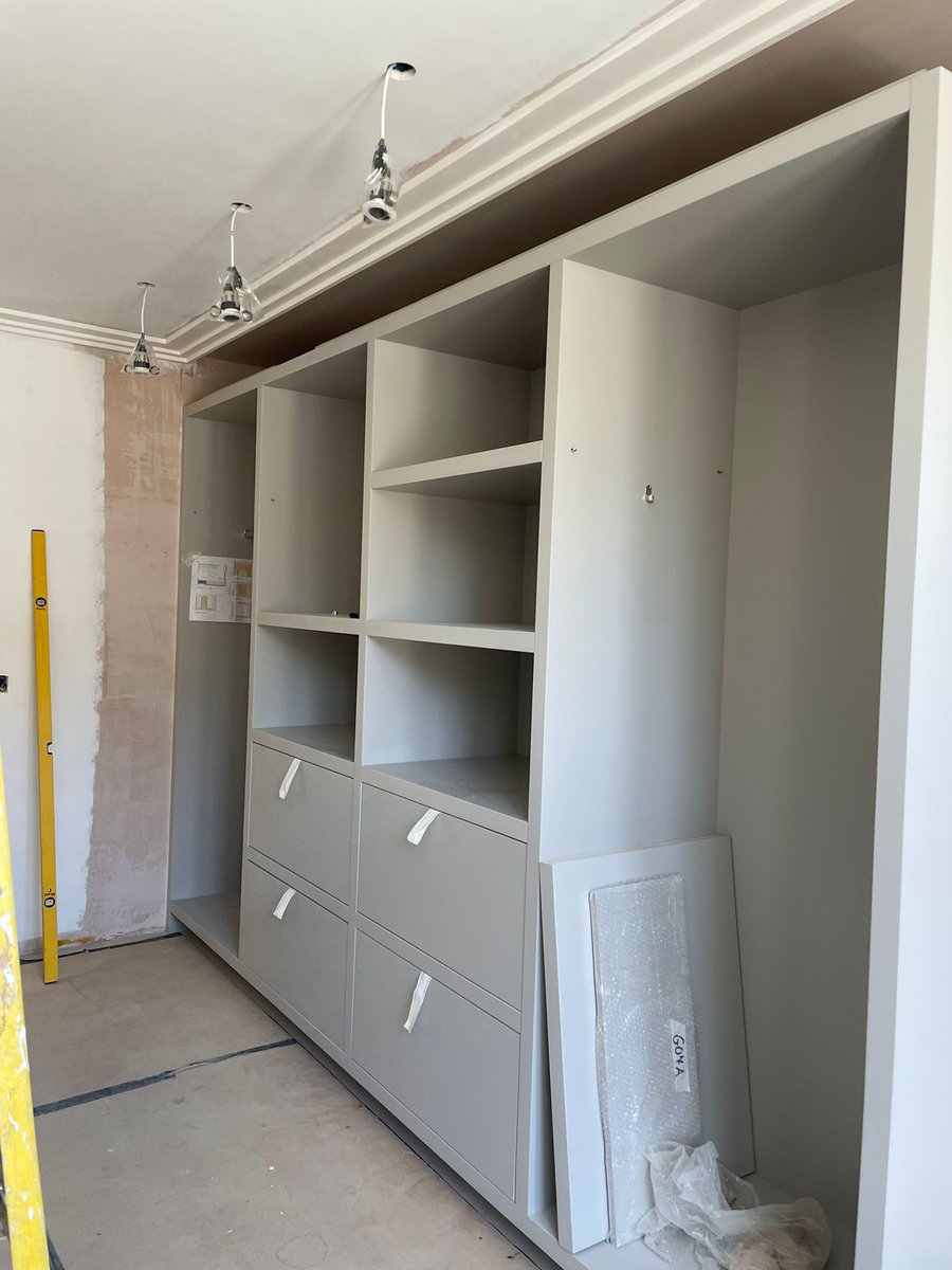 thamesnewcastle's tweet photo. Bespoke joinery units being installed at our Roehampton project, all made by our in house joinery workshop team.

#thamesandnewcastle #refurbishment #construction #builders #extensionslondon #londonhomeextensions #buildingcontractors #charteredbuilder #joiners #joinery https://t.co/d8Aamayu3p