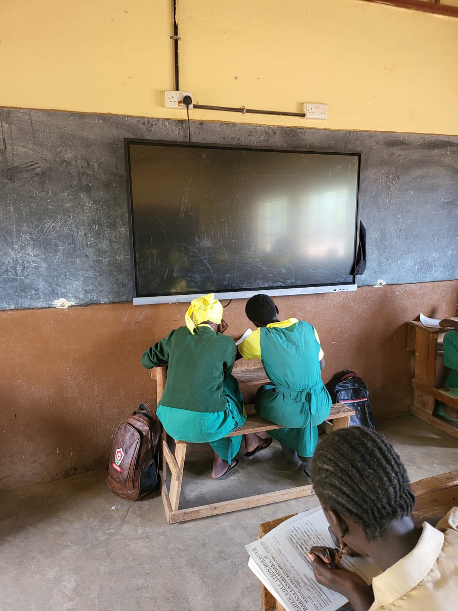 QuincyWandera's tweet photo. Visited Kilimani Primary School in RURAL Isiolo and the head mistress has done away with conventional learning. In place of blackboards, Upper classes have 65 inch screens that are connected to laptops operated by the teachers during lessons. She also has a school feeding program https://t.co/SdYLLjkfON
