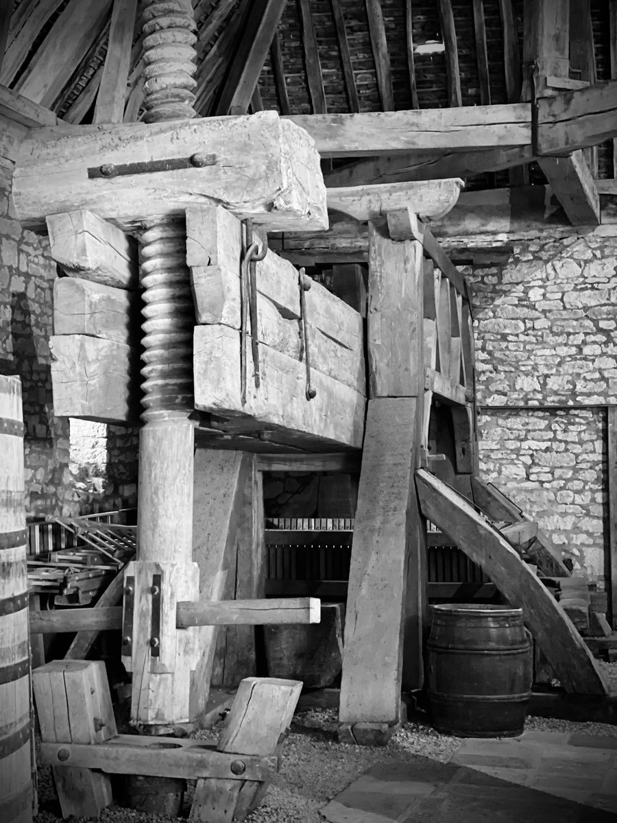 In 2023 mogen we weer een nieuw wijnhuis en een oude bekende toevoegen aan onze portfolio 

 #Burgundy #happywineimporter #nix18 #waarpuurgenieteneenbiologischekeuzeis
2/2