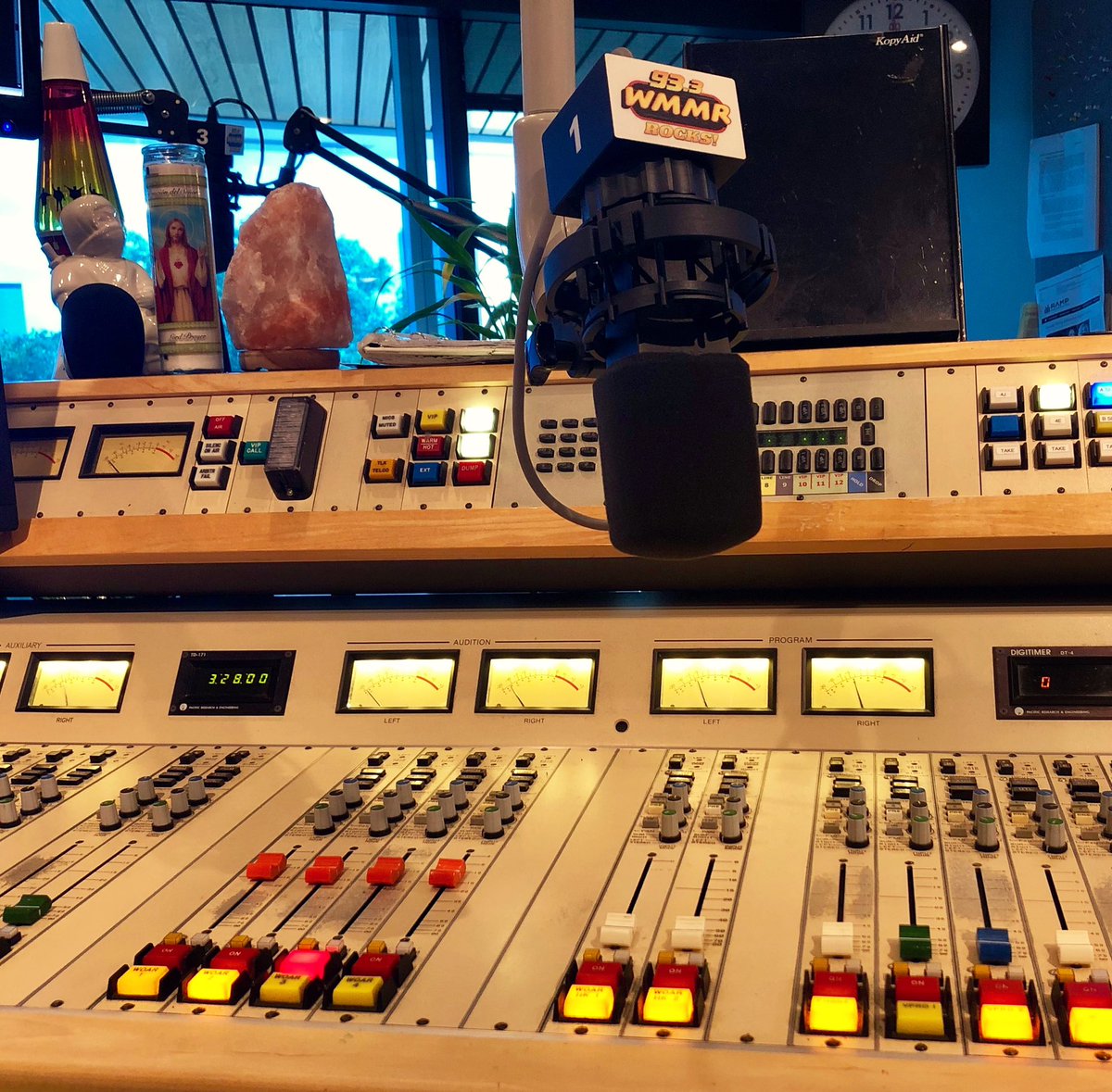 933WMMR's tweet photo. It's #NationalRadioDay. Thank you for being part of our family, today and every day 🎙 https://t.co/nfZXsOu9ov