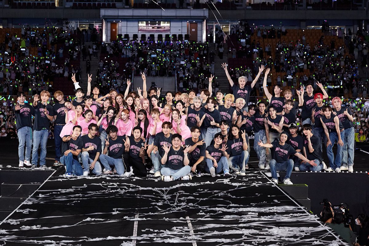 soshirevelae's tweet photo. SM IS FAMILY 😭 https://t.co/8mwgTS41Sy