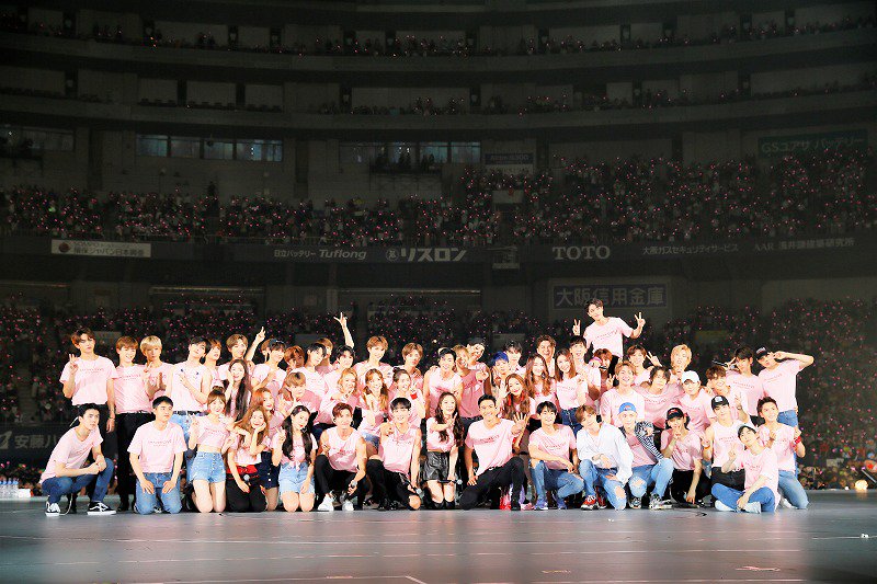 soshirevelae's tweet photo. SM IS FAMILY 😭 https://t.co/8mwgTS41Sy