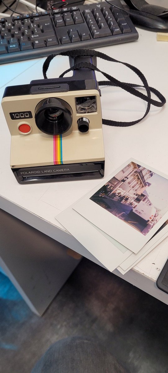 Merciiiii @MediaClinic_fr d'avoir réparé mon #polaroid , grâce à vous je suis totalement et intégralement #Retro et #vintage !! Coeur avec le polar !