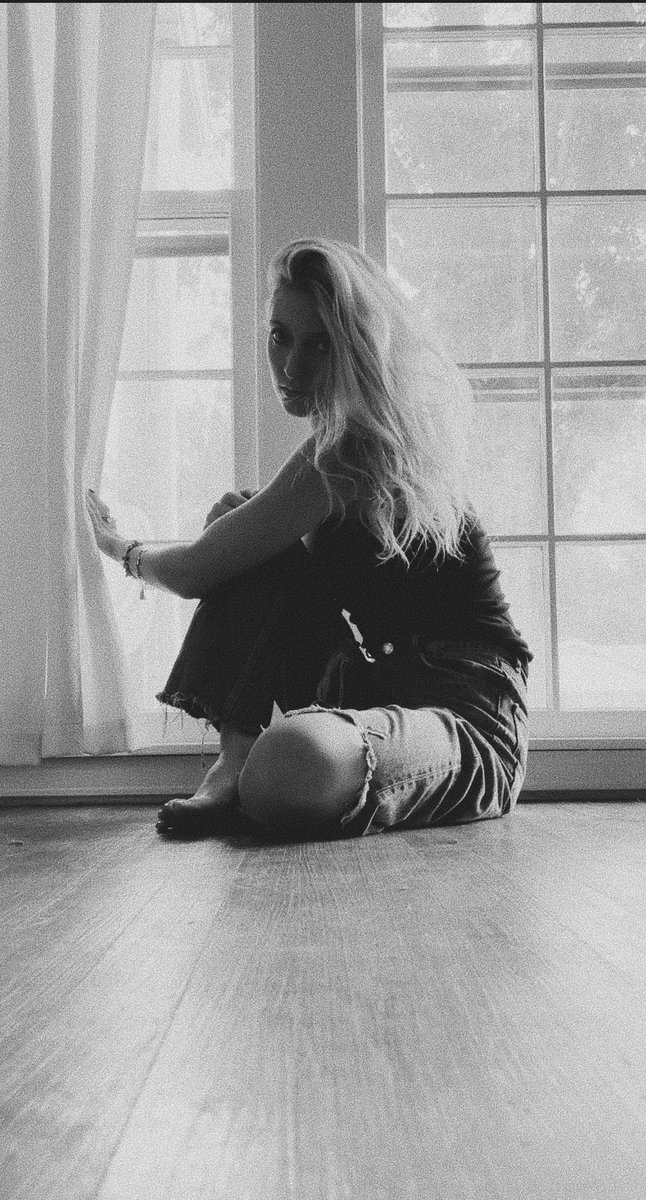 AnnacaseyP's tweet photo. Haven't shown my face on here in a hot min. Hi! Here is a little lighting study from this morning in the living room...this window just has way too many options to play with. 
#selfportrait #blackandwhitephotography #portraitphotography #texasphotographer #fineartphotography https://t.co/142OKunUmN