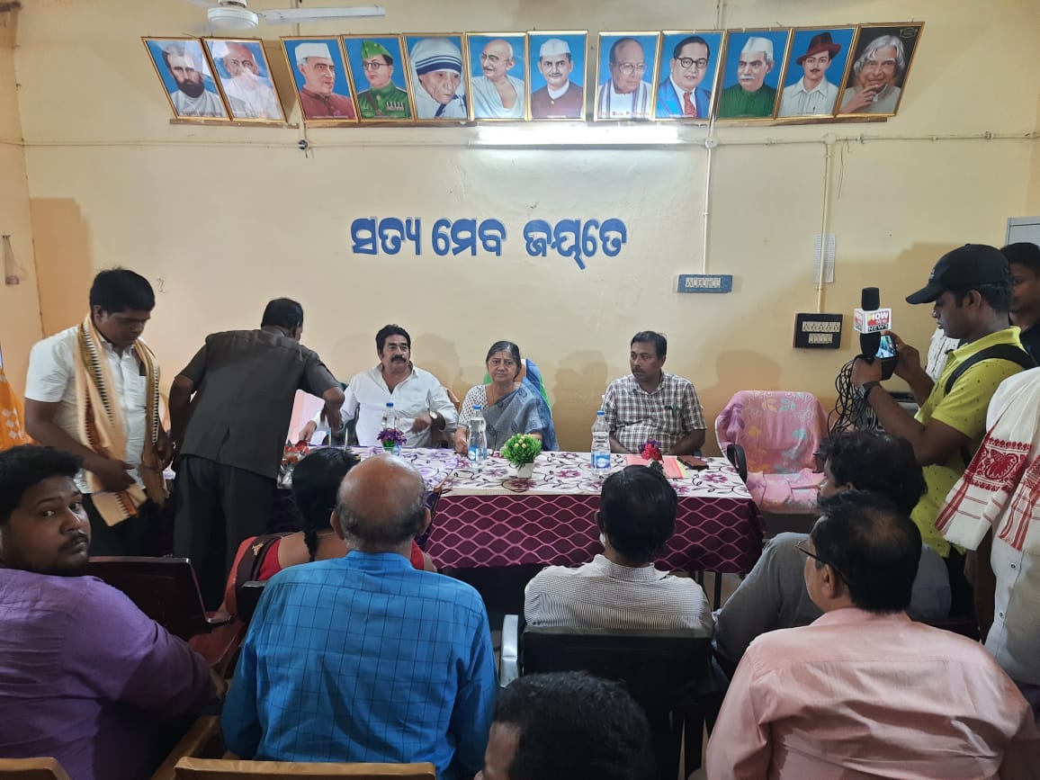 BASUDEBAPRADHA6's tweet photo. ପାତ୍ରପୁରବ୍ଲକ ବାଦପୁର ଓ କେସିରିପୋଡ଼ା ପଂଚାୟତର ବିକାଶ ମୂଳକ କାର୍ଯ୍ୟର ସମୀକ୍ଷା ସମୟରେ ଆମ�� ପ୍ରିୟ ନେତ୍ରୀ ଗୃହ ଓ ସହର ବିକାଶ ମନ୍ତୀ ଶ୍ରୀମତୀ ଉଷାଦେବି!!
@Naveen_Odisha @OfPranab @BDO_PATRAPUR @Ganjam_Admin @PRDeptOdisha https://t.co/uTexc7F5AR
