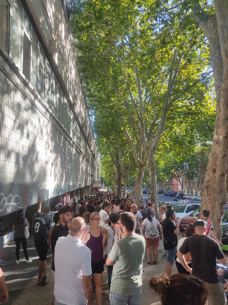 Más de diez horas haciendo una cola para conseguir un abono del <a href="/RayoVallecano/">Rayo Vallecano</a> y aquí seguimos <a href="/LaLiga/">LALIGA</a> <a href="/PRayista2004/">Peña Rayista 2004</a> <a href="/HeyJoint/">Adrián Martínez</a> la gestión de Martín Presa es una aberración #rayovallecano #PresaVeteYa <a href="/MarioSuarez4/">Mario Suárez</a> <a href="/OscarValentin94/">Óscar Valentín</a> <a href="/Dimitrievski1/">Stole Dimitrievski</a> <a href="/catena_94/">Alejandro Catena</a> <a href="/FALCAO/">Radamel Falcao</a> ⚪🔴⚡