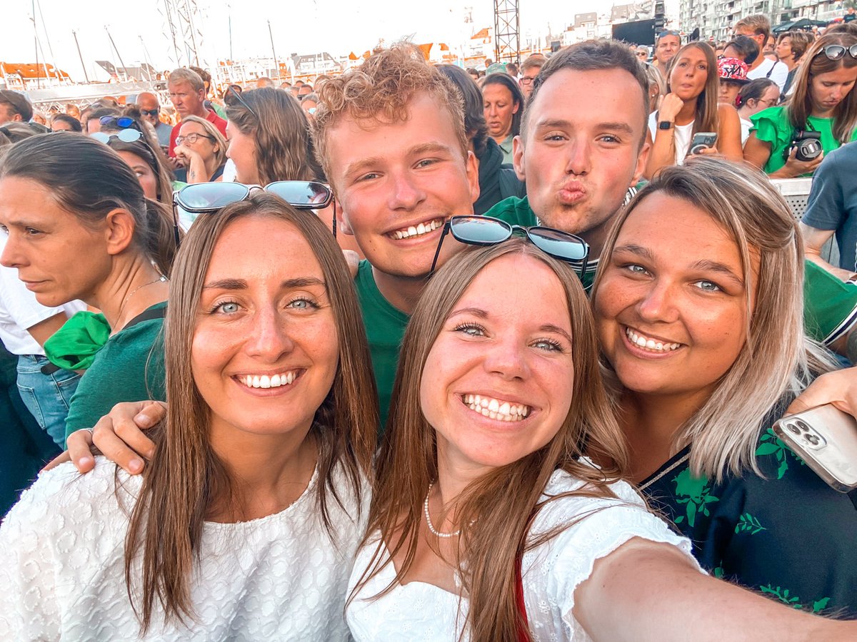 Zon, vriendjes en muziek. Wat heeft een mens nog meer nodig? 🥰🫶🏼

<a href="/erzalIiefdezijn/">Tiara</a> @Ellenn_mv <a href="/laurenleybaert/">ʟᴀᴜʀᴇɴ.</a> <a href="/Britt_mnn/">Britt</a>