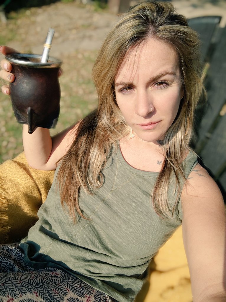 #Sabado se desayuna tarde, con mate (obvio), despeinada y con maquillaje de anoche porque fue viernes y se supo... Ahora tres días para recuperarme