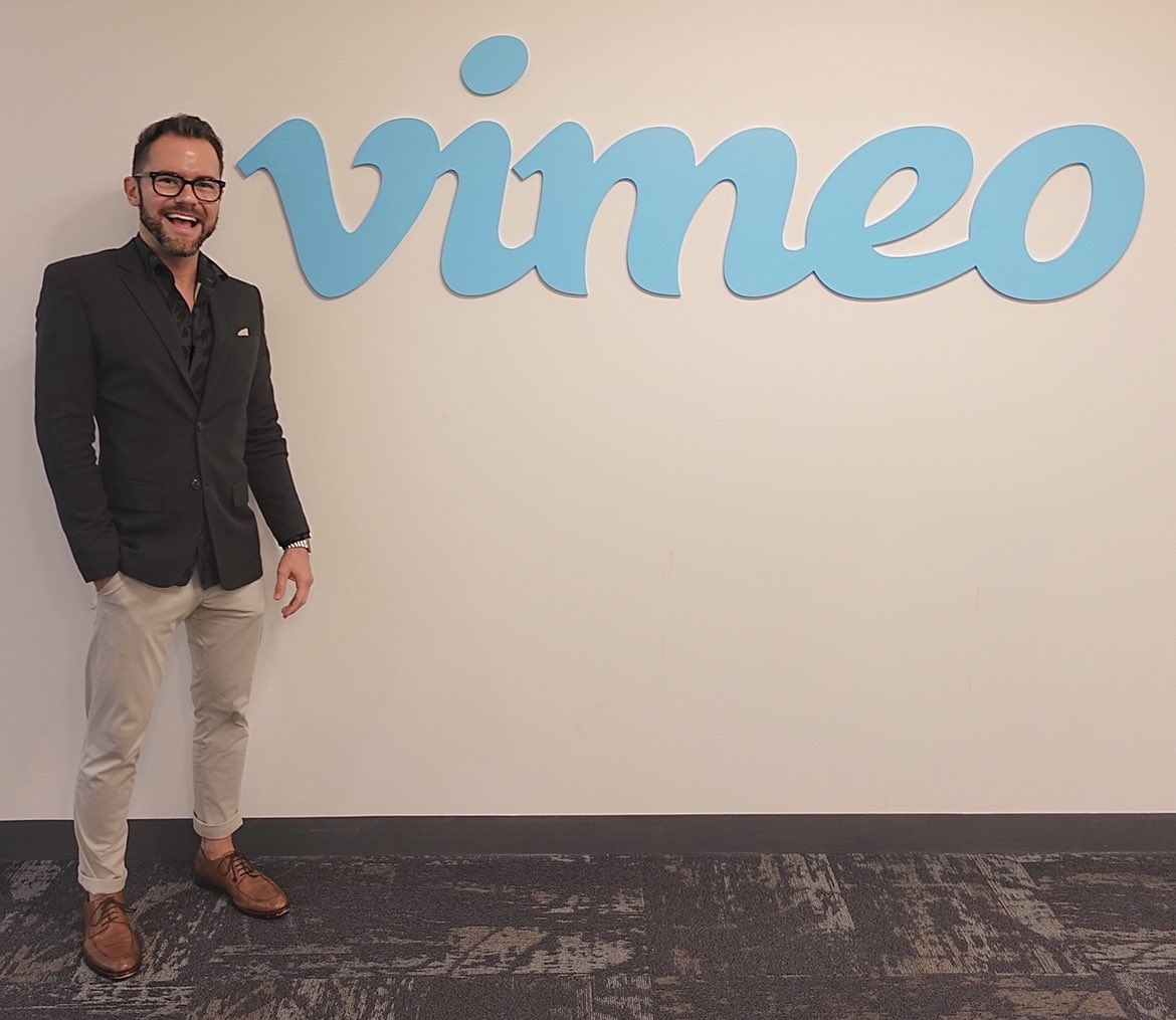 Livingwithlee's tweet photo. Visiting our @Vimeo headquarters in NYC is always a treat ✈️
 
Re-connecting with @VimeoStaff and coworkers and feeling energized on our mission of enabling professional quality #video for all 🙌🏻 https://t.co/D2mi4Ey8V4