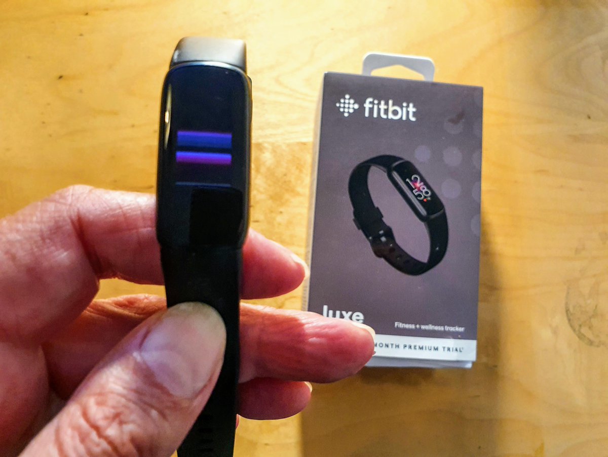 RashelMedia's tweet photo. Bon, j'en ai marre de ma #Fitbit qui a 11j, qui n'a fonctionné que 5j et dont j'attends toujours le dépannage. Je vais demander un remboursement et tester une autre marque. Quelle sont les meilleurs #Smartwatch du moment à votre avis ? #FitbitFail https://t.co/0dfY633G8i
