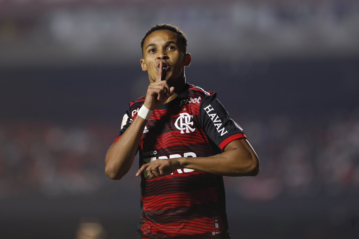 FabrizioRomano's tweet photo. West Ham approaches Flamengo for offensive midfielder Lázaro. £6m bid opening proposal has been rejected, Flamengo want more than this as @thalesoares reported. 🚨⚒️🇧🇷 #WHUFC

Negotiations will continue as many clubs are keen on signing Lázaro. https://t.co/zrIHxEqpn3