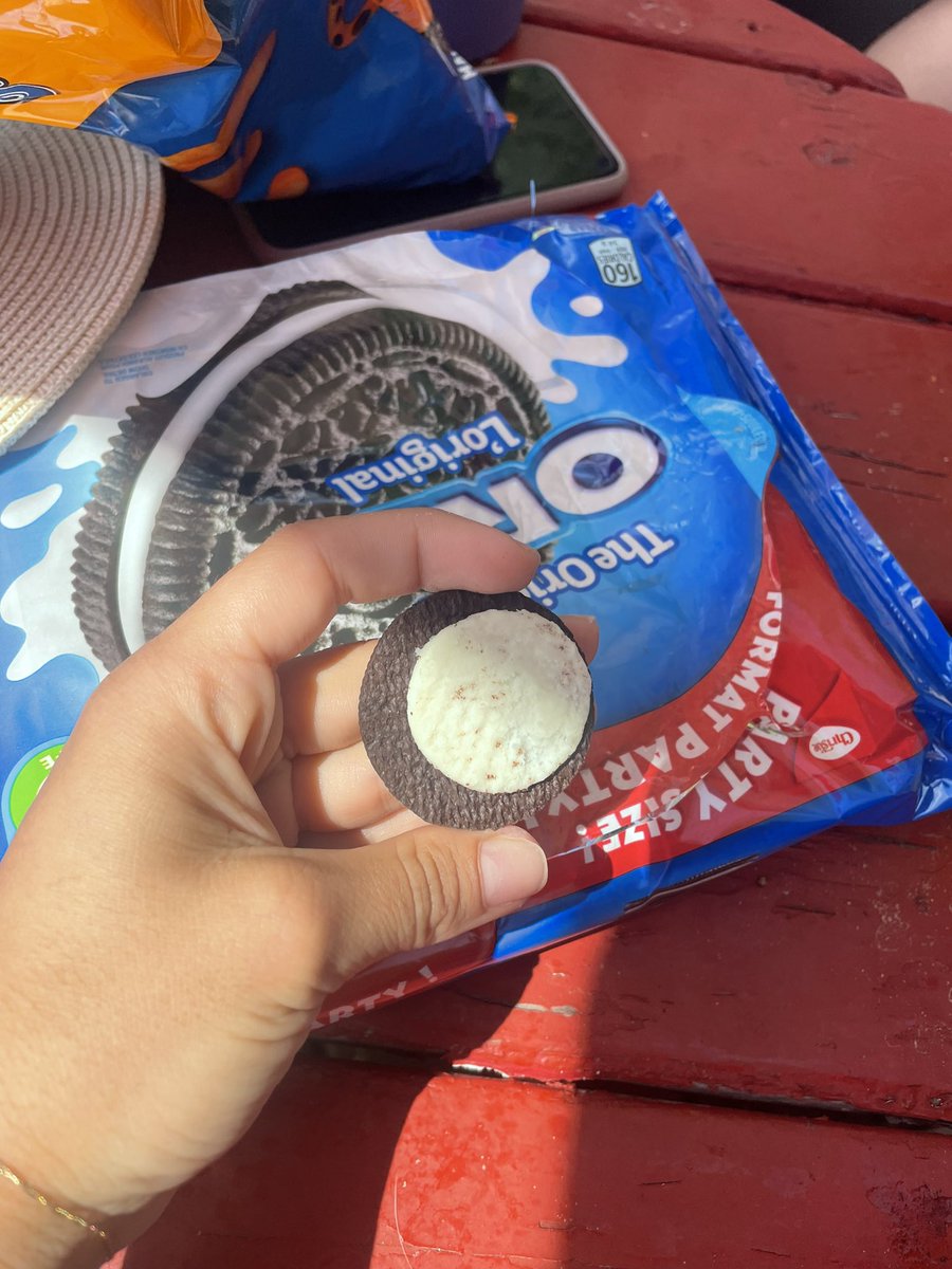dumpling_queen_'s tweet photo. Has anyone noticed that @Oreo is using waaay less filing in their original cookies? I’m pissed. https://t.co/jQzSXjIOXP