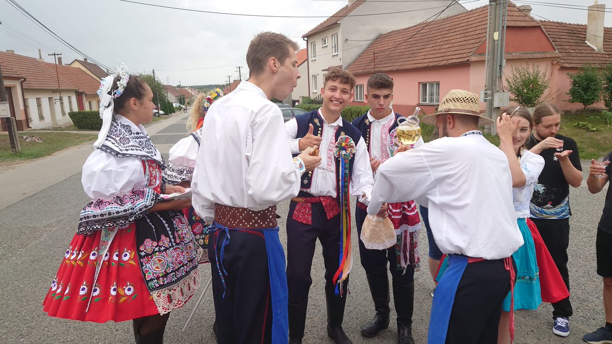 CEITEC_Brno's tweet photo. #LISH22 #EMBOCourse participants have a free day and get to know South Moravian folklore 🍷🍇

@Jihomoravsky_kr https://t.co/BMXvZelqJE