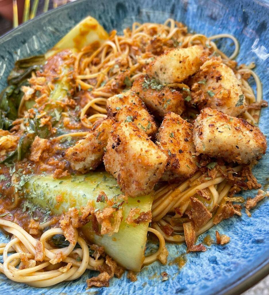 MattyBBakes's tweet image. So yeah - the @mob coconut fried tofu with ramen noodles, pak Choi and scotch bonnet sauce was delicious no? It sure was! No I need to buy all the books I neglected to get pronto! ❤️❤️❤️ #mob #mobkitchen #mobkitchenuk #mobkitchenveggie #mobkitchenrecipe … instagr.am/p/ChfU0PgsrUq/