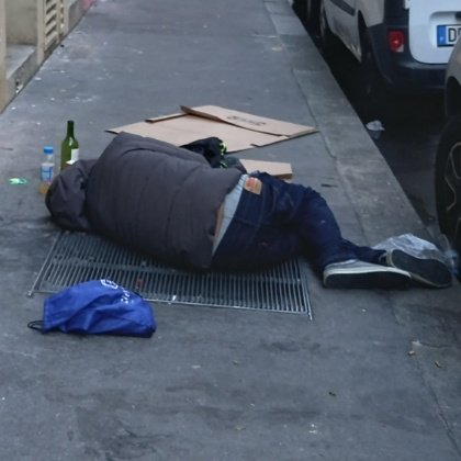 😭 L'un des vrais visages de <a href="/Paris/">Paris</a>
Photo prise à Paris 11ème en 2022. Il est temps d'agir. 
#SDF #pauvres #street #rue #parterre #seul #Help <a href="/BanquesAlim/">Banques Alimentaires</a> @DonsSolidaires <a href="/emmaus_france/">Emmaüs France</a> <a href="/SecoursPop/">Secours populaire</a> @caritasfrance <a href="/LaMaraudeParis/">La Maraude Paris</a> <a href="/restosducoeur/">Les Restos du Coeur</a> <a href="/Abbe_Pierre/">Abbé Pierre</a> <a href="/LesRep_Paris11/">Les Républicains Paris 11e</a>