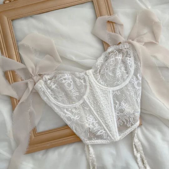 SelectOutfit's tweet photo. white corset https://t.co/4ooSpWL1Un