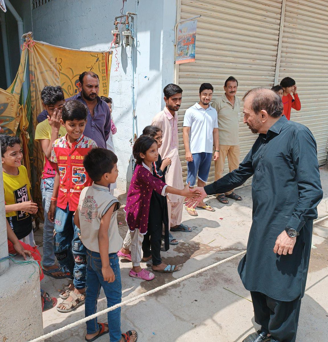 ZeeshanAnoosha1's tweet photo. #IsBarTala
#voteforlock🔒
#ApnaDrFarooqSattar https://t.co/E2kz5FUKjv