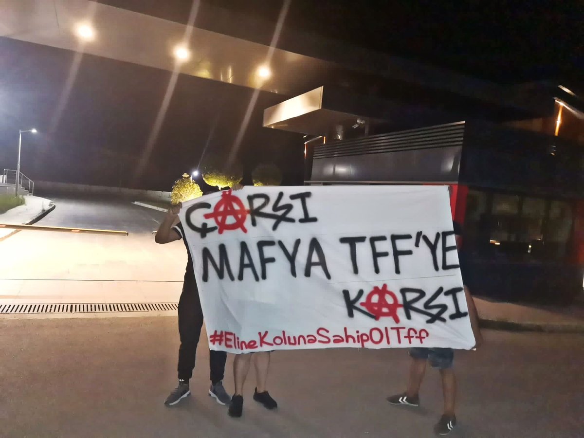 Beşiktaş'a, Beşiktaşlılara yapılan her haksızlık karşılığını bulur.
Akbabalar ve çakal sürüleri bilsin ki, sevinciniz kursağınızda kalacak.

#ElineKolunaSahipOlTff