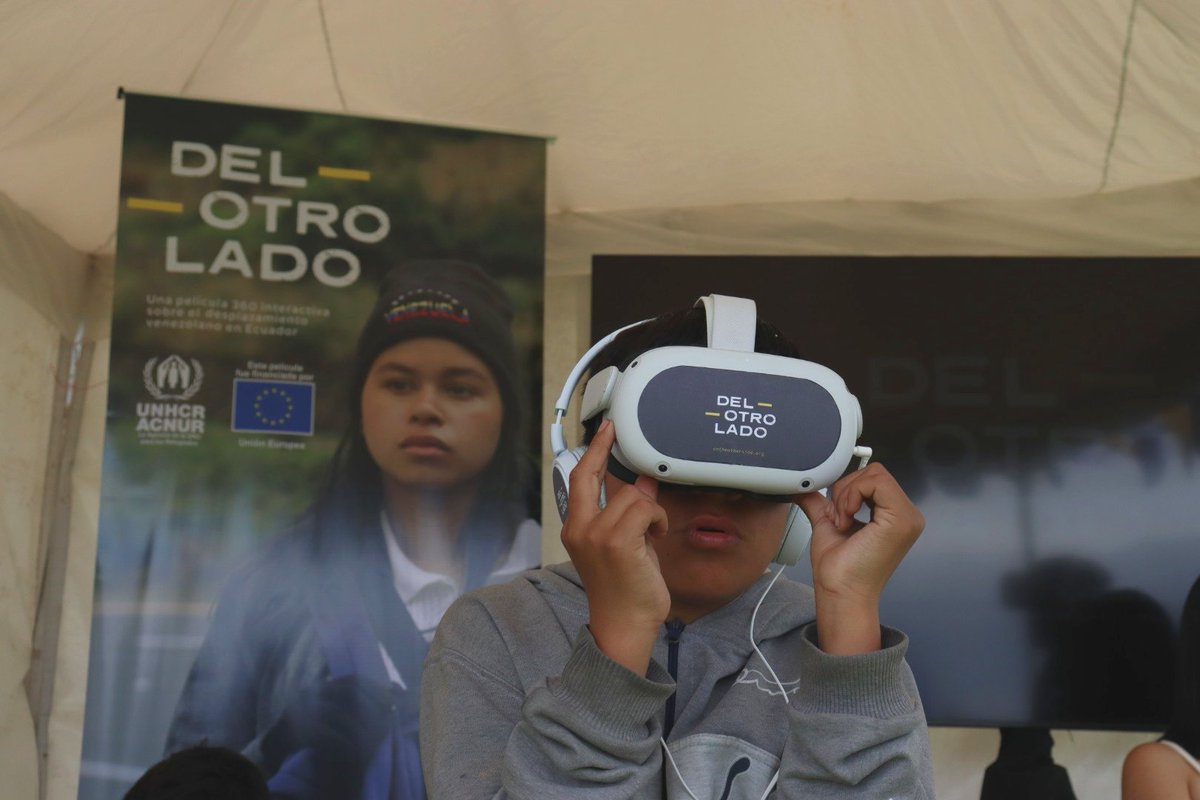 ACNUREcuador's tweet photo. Estamos en @ContraCQuito disfrutando de la música y del arte comprometido #ConLosRefugiados.
Mostramos la película de realidad virtual #DelOtroLado y la exposición #RefugiArte.
Además, mujeres refugiadas venden sus deliciosos productos y colaboran con la logística del festival. https://t.co/eILekpdj3h