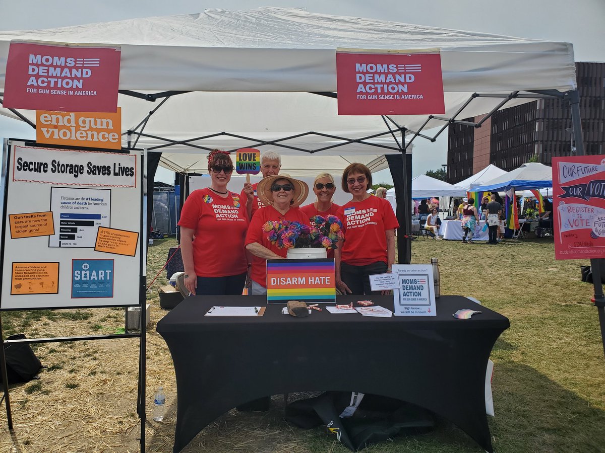 ErinKraKra's tweet photo. Toledo @MomsDemand and @SDAtoledo volunteers had a great time celebrating @toledopride. We show up for community partners and work to get the word out about Gun Sense candidates. #Toledopride #MomsAreEverywhere #KeepGoing https://t.co/3RtLZ1wyz3
