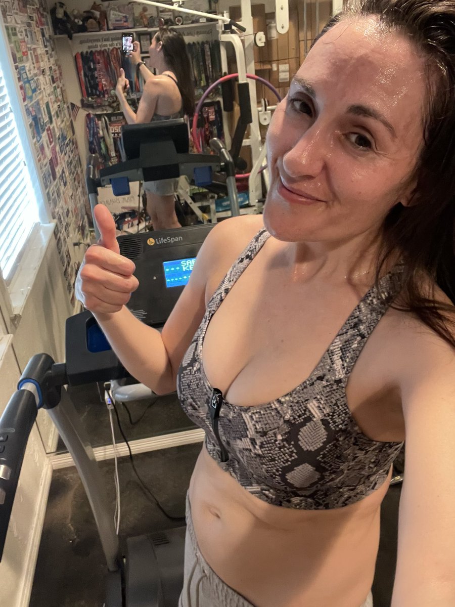 runlikeafoxie's tweet photo. 4 miles - DONE! And now chores and mom life are calling. No rest! #run #runnermom #runnermum #runchat #momlife #motherrunner https://t.co/4TsZ7Bq7UQ