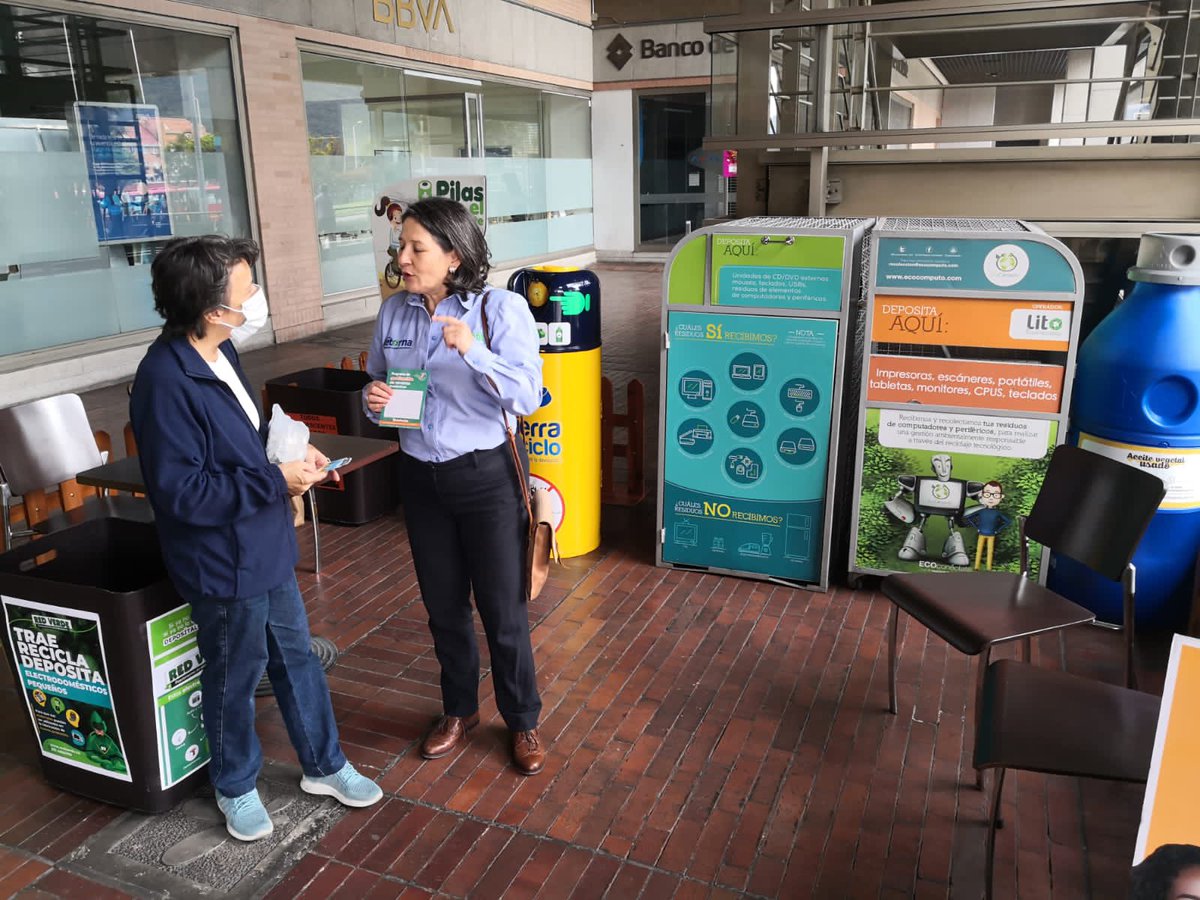Ambientebogota's tweet photo. En los centros comerciales @SantafeBogotaCC y @PlazadlAmericas los ciudadanos también se unen a la gran jornada de Reciclatón. 💊💿💡
#NoSeaMugreConBogotá

Recuerda que aún tienes tiempo de recolectar todos tus residuos especiales y peligrosos👇🏽
https://t.co/hMVy1QGQQJ https://t.co/pMB759ZZky